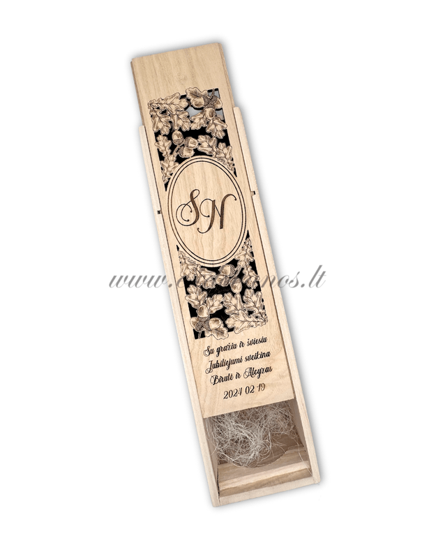 Graviruota vyno butelio dėžė su inicialais 2