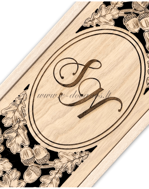 Graviruota vyno butelio dėžė su inicialais 1